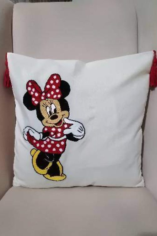 Minnie mouse temalı isim işlenebilen punch yastık.