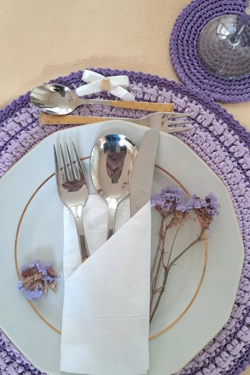 Mor ve lila renkte pamuk ipliği ile yapılmış supla bardak altlığı ve peçetelik takım